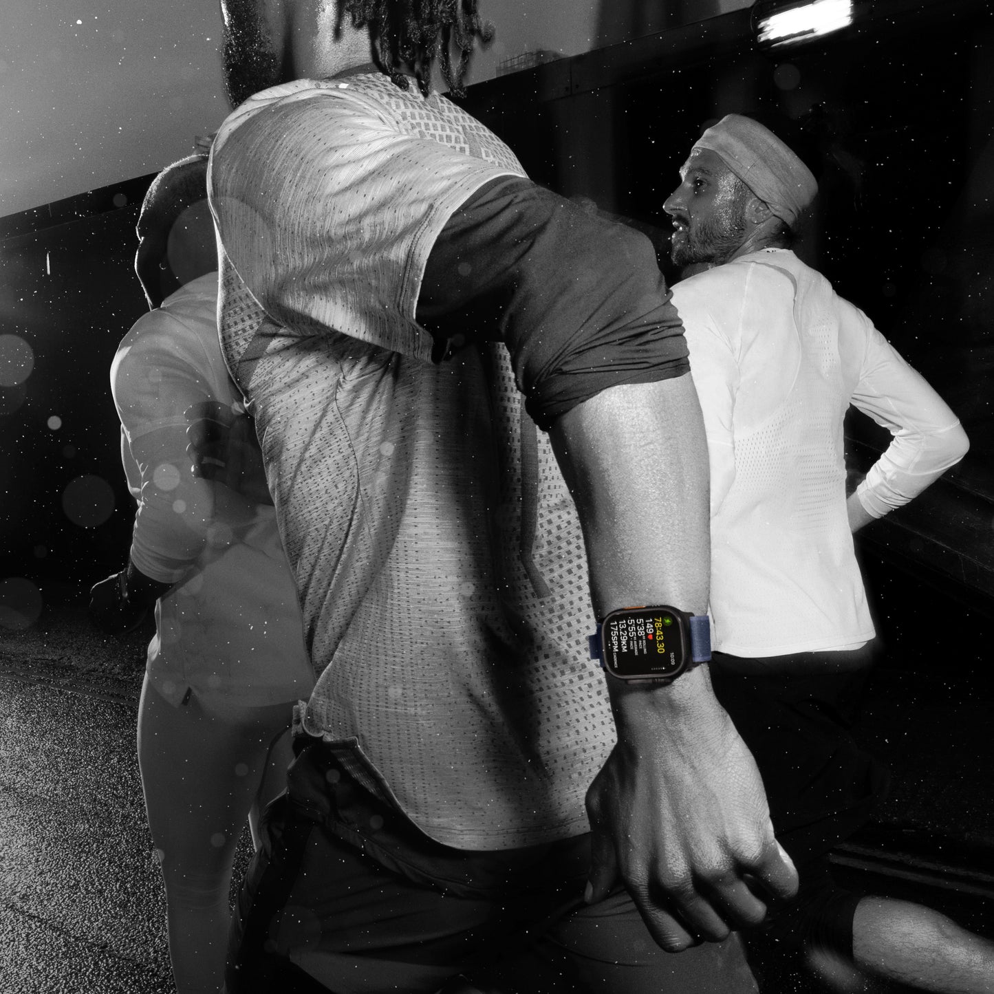 Apple_Watch_Ultra_2_49mm_Black_Titanium_Ocean_Band_Black_PDP_Image_Position_7__en-ME