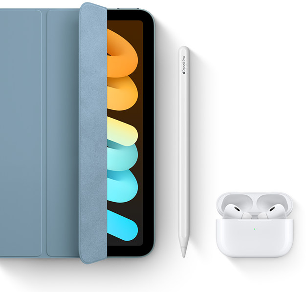 يظهر جهاز iPad mini قيد الاستخدام مع Smart Folio وApple Pencil Pro وAirPods Pro