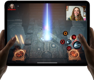 يُظهر جهاز iPad Pro لعبة عالية الأداء يتم لعبها في Shareplay