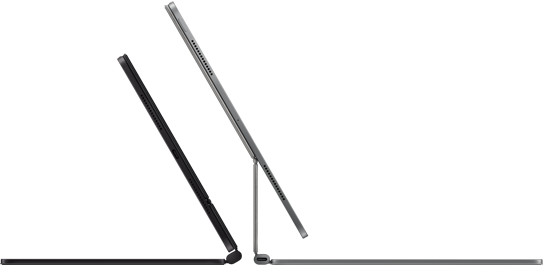 لوحتا مفاتيح سحريتان متصلتان بجهاز iPad Pro معروضتان جنبًا إلى جنب باللونين الأسود الفضائي والفضي