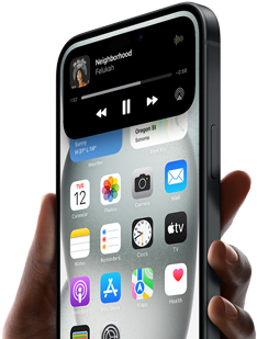 هاتف iPhone 15 في اليد، وجزيرة ديناميكية تعرض معلومات تتبع مشاركة الرحلة.