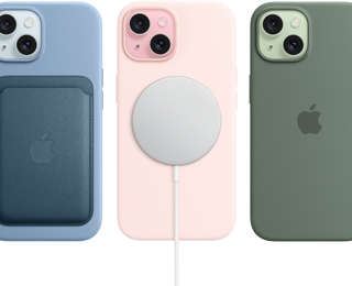 iPhone 15 يظهر حافظة iPhone 15 السيليكونية مع MagSafe، ومحفظة FineWoven مع Magsafe، وشاحن MagSafe، وحزمة بطارية MagSafe.