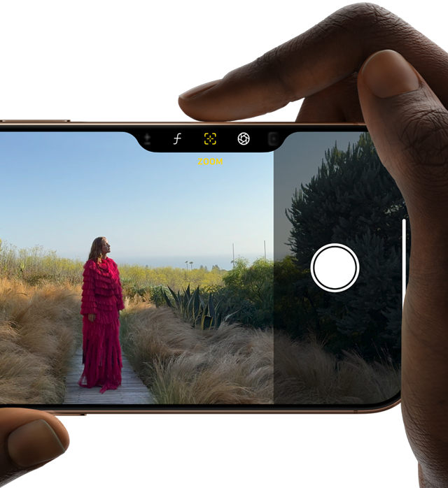 التحكم في الكاميرا على iPhone 16 Pro، ينزلق الإصبع الأيمن على طول جانب الهاتف لضبط عمق المجال