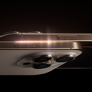 طرازان من iPhone 16 Pro، هيكل خارجي جانبي، زر جانبي، نظام كاميرا Pro مرتفع