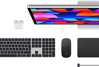 ملحقات Mac: AirPods، شاشة Studio، لوحة مفاتيح Magic، فأرة Magic، لوحة تتبع Magic، كابل شحن MagSafe بلون منتصف الليل