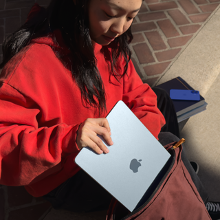 طالب يضع MacBook Air بحجم 15 بوصة في حقيبته