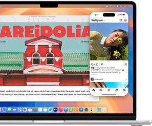 تطبيق عرض iPhone، مع شاشة iPhone المعروضة على شاشة MacBook Air
