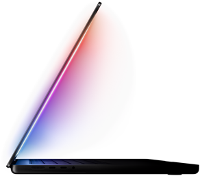 يُلقي جهاز MacBook Pro المفتوح قليلاً ضوءًا متعدد الألوان من الشاشة على لوحة المفاتيح