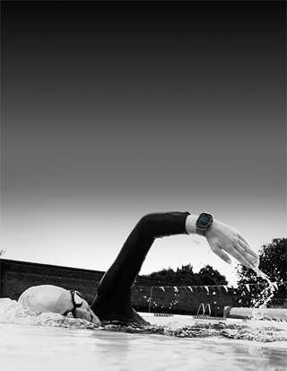 سباح يتتبع تمرينه على ساعة آبل ووتش ألترا 3