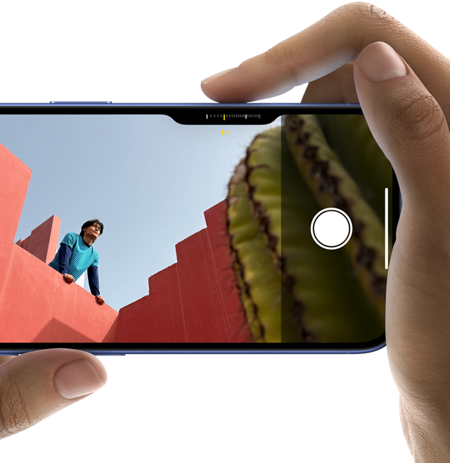 التحكم في الكاميرا على iPhone 16، ينزلق الإصبع الأيمن على طول جانب الهاتف لضبط إعدادات الكاميرا