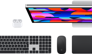 ملحقات ماك: سماعات AirPods، وشاشة Studio Display، وكابل شحن MagSafe، ولوحة مفاتيح ماجيك مع هدف بصمة الإصبع، وماجيك ماوس، ولوحة تعقب ماجيك، جميعها سوداء الفلكي
