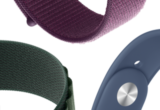 Apple Watch Series 10 مع حزام Denim Sport بجوار Plum Sport Loop وStarlight Sport Band وDark Green Alpine Loop