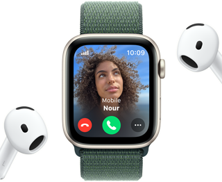 مكالمة واردة على Apple Watch SE، بجوار زوج من سماعات AirPods